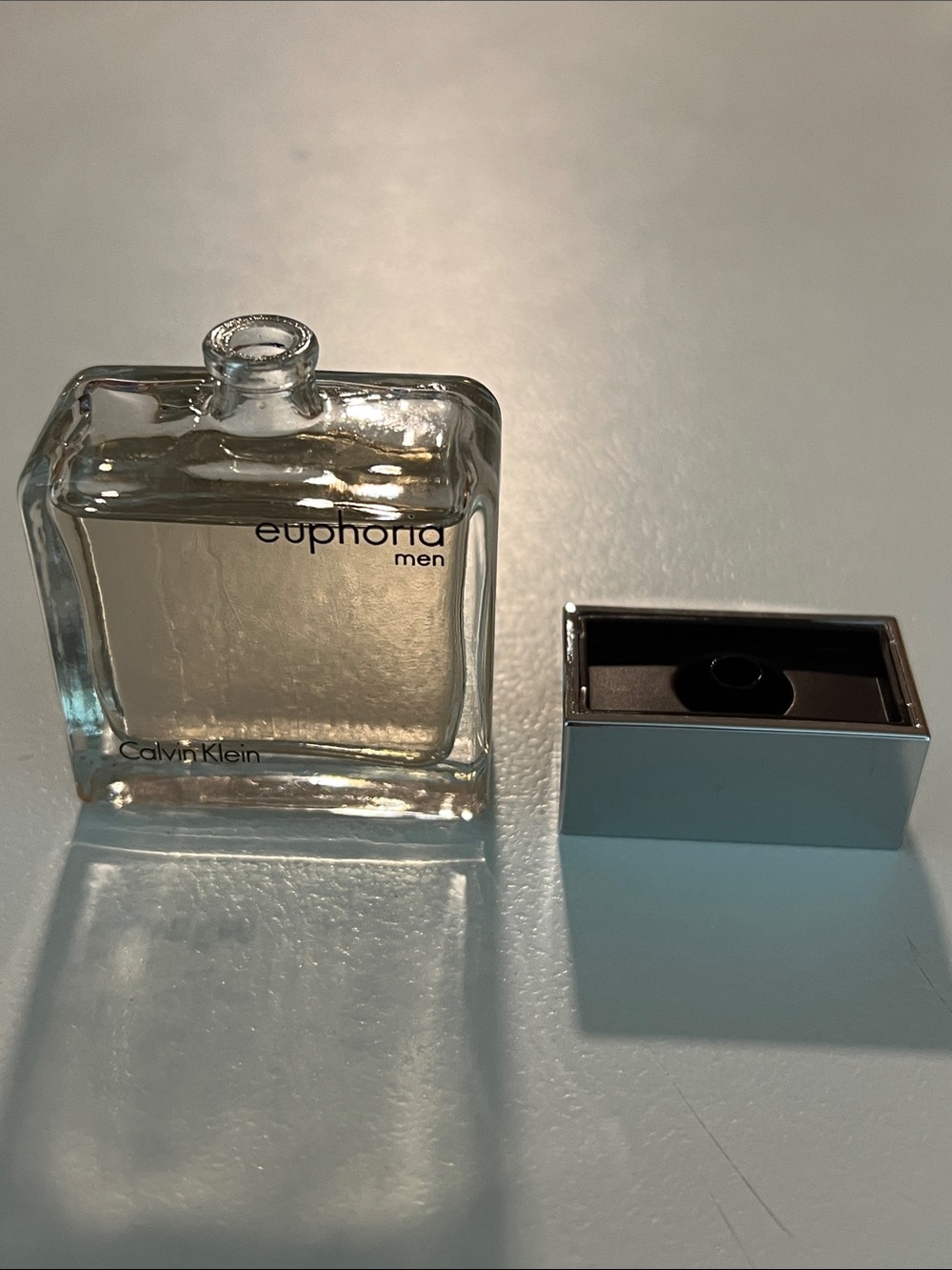 Calvin Klein Euphoria Men - Clear Glass with Silver Cap - Picture 3 of 4